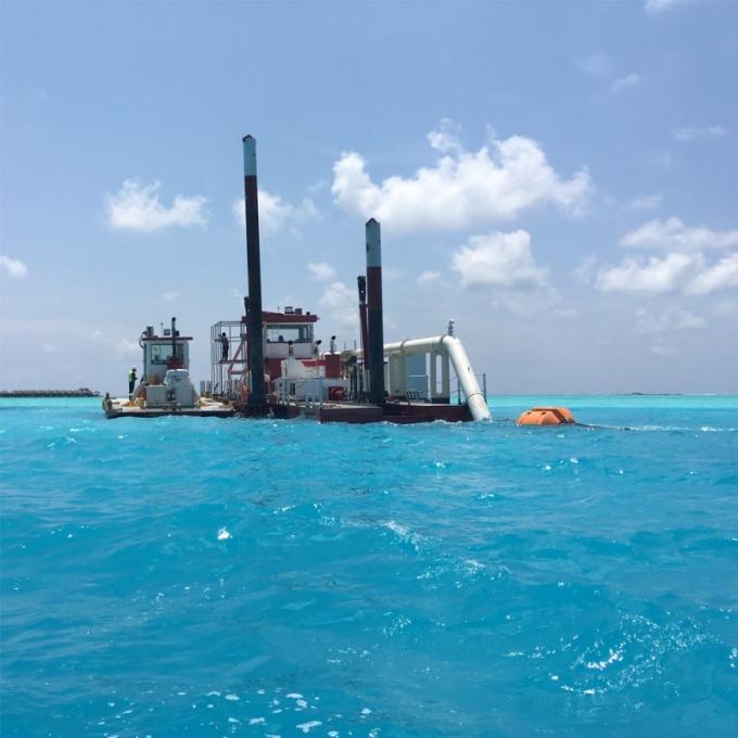 浚渫船 working in river environment