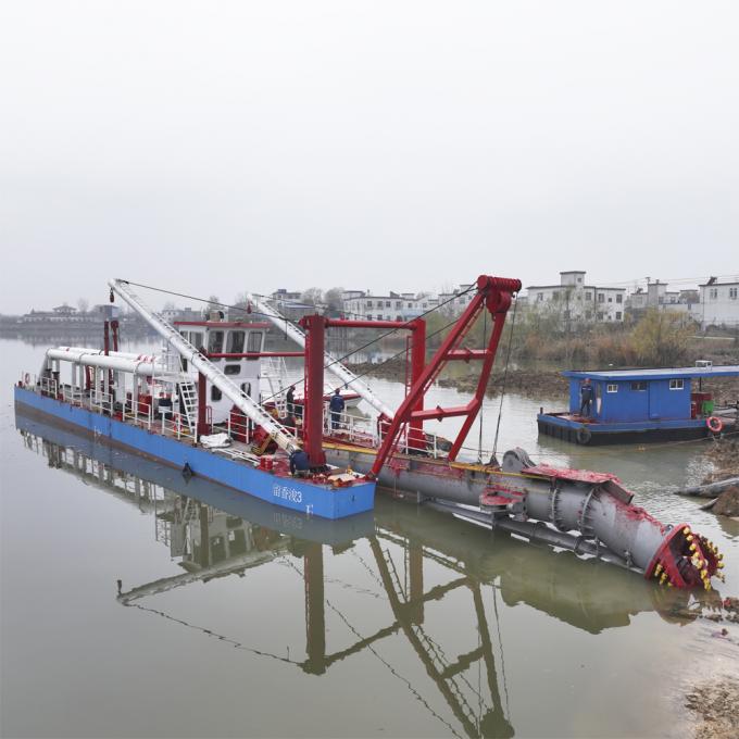 浚渫船 working in river environment