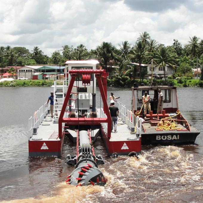 浚渫船 working in river environment