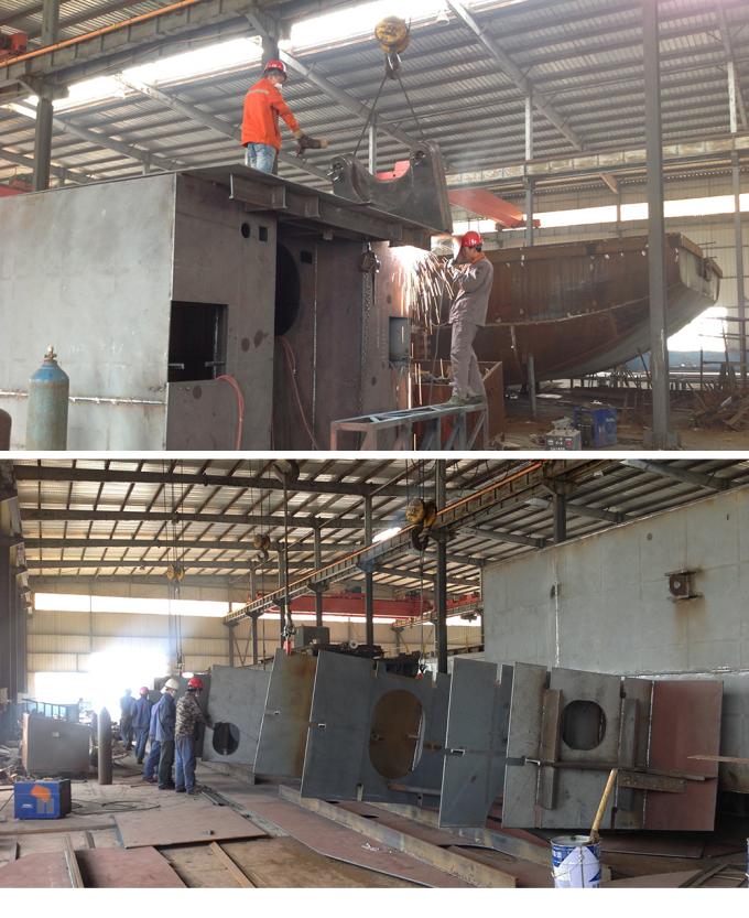 Workshop interior showing 浚渫船 manufacturing