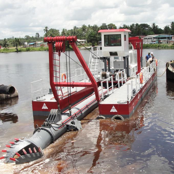 浚渫船 working in river