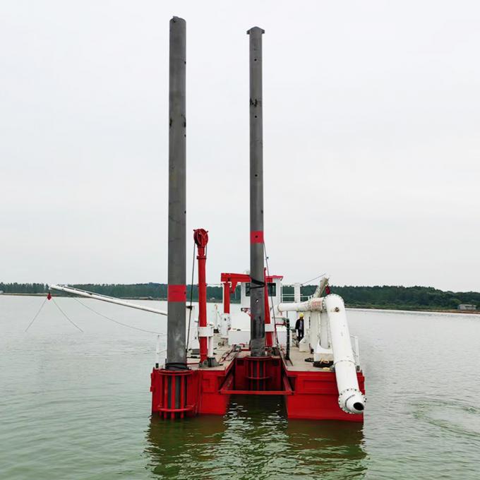 Close-up of 浚渫船 cutter head in operation