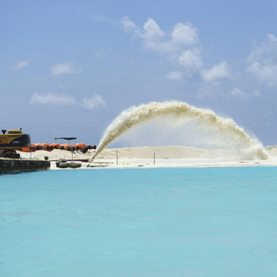 Close-up of 浚渫船 operations in river environment