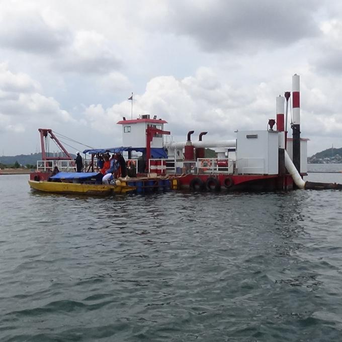 Close-up of cutter head on desilting machine river 浚渫船