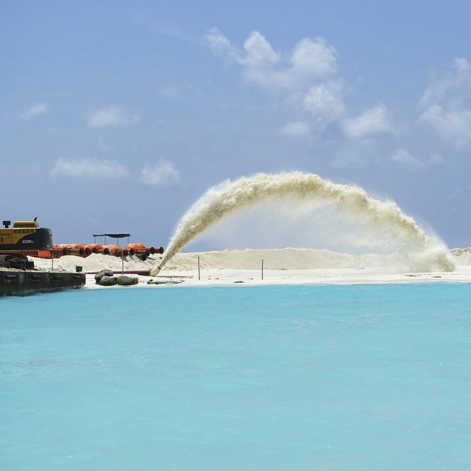 浚渫船 working at site