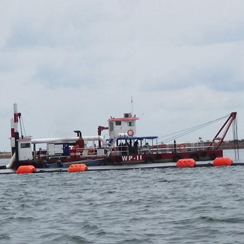 浚渫船 performing river desilting