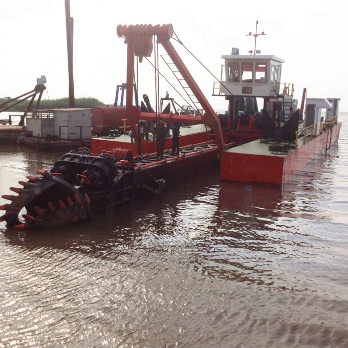 Heavy equipment cutter suction 浚渫船 in operation