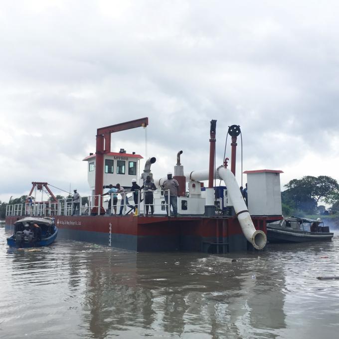 浚渫船 in operation at worksite