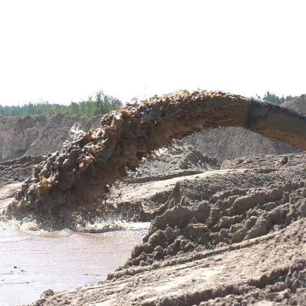 Close-up of 浚渫船 pump system