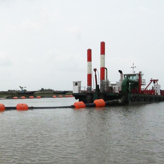 浚渫船 performing sand extraction