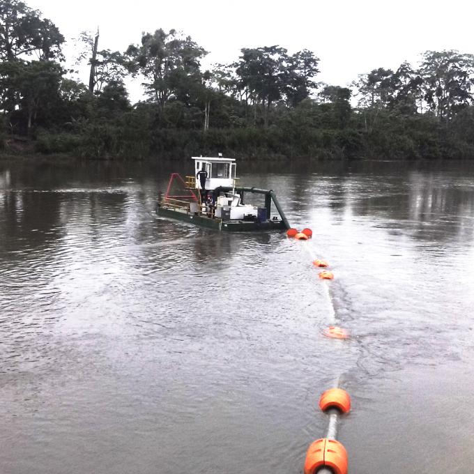 Small suction 浚渫船 ship with cutter head operation
