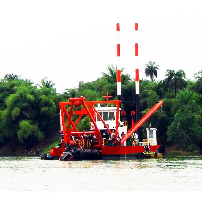 浚渫船 operation in river