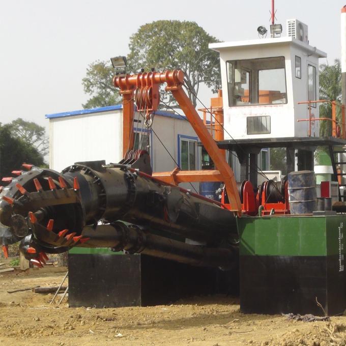 浚渫船 equipment performing pond maintenance