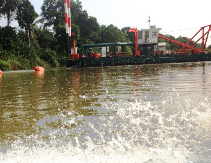 18 inch cutter head 浚渫船 in operation at river site