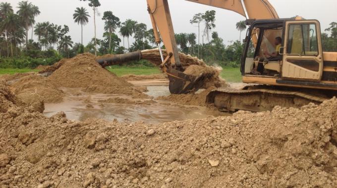 浚渫船 discharging sediment at reclamation site