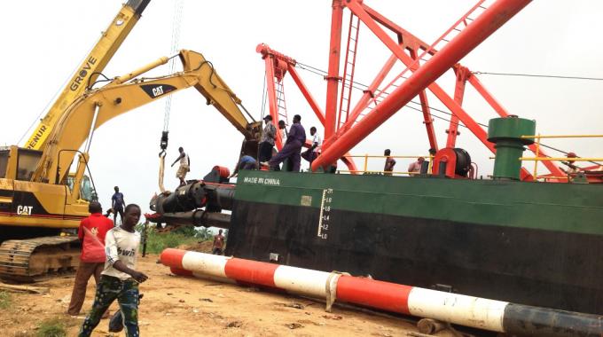 Technicians assembling 浚渫船 components