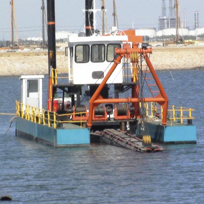 Close-up of 浚渫船 operation in water