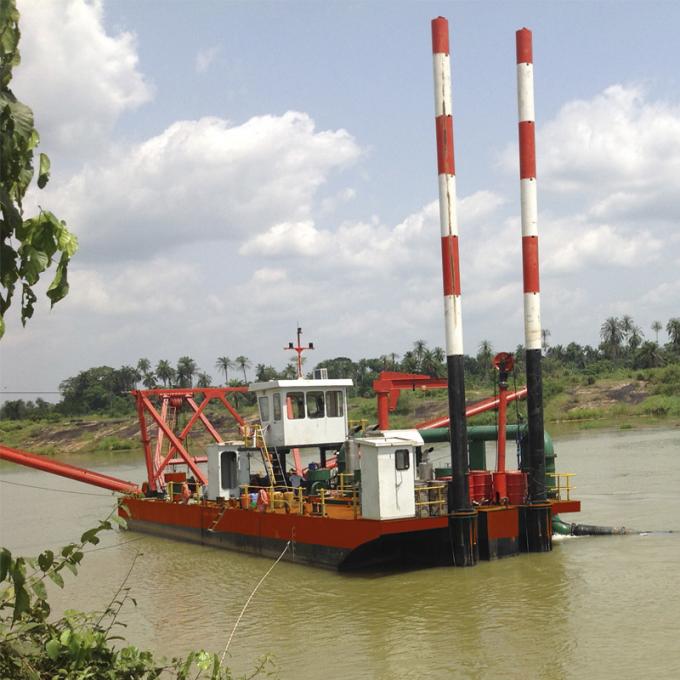 浚渫船 operating in river environment