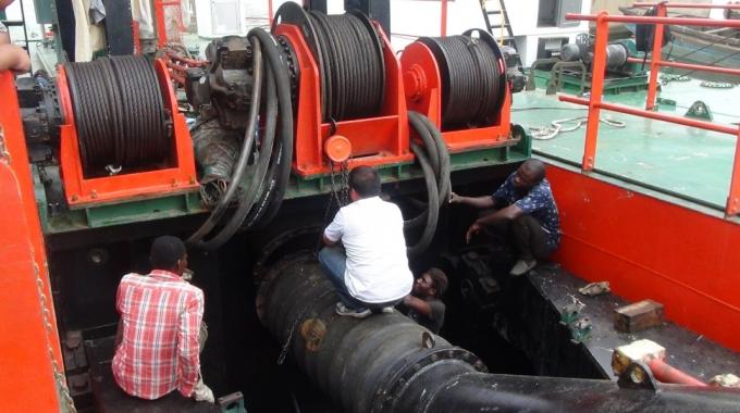 Technical team installing 浚渫船 components