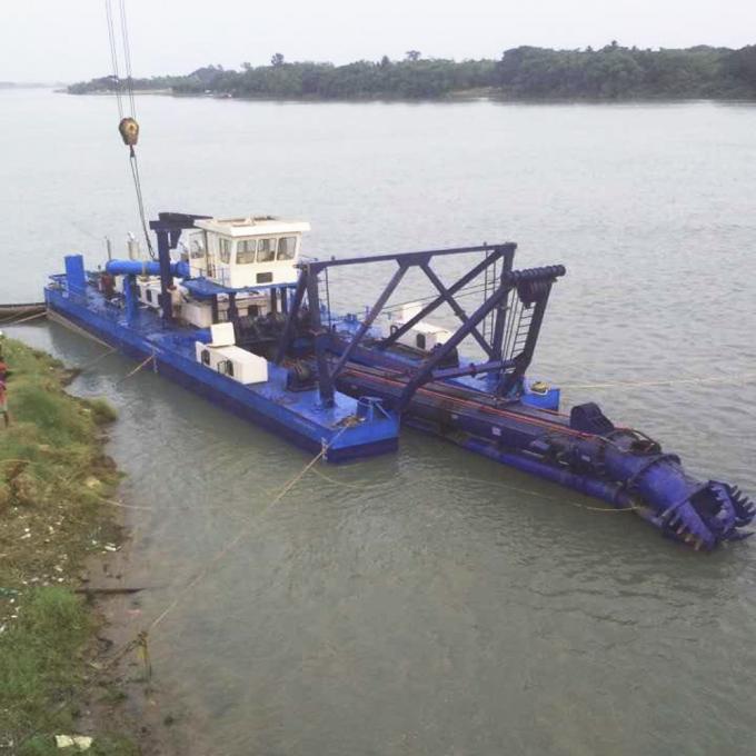 River desilting 浚渫船 in operation