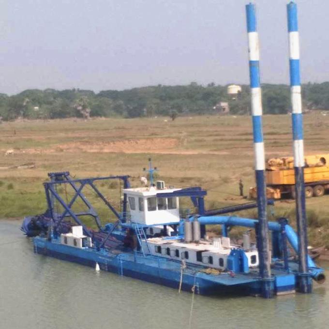 浚渫船 working on river project
