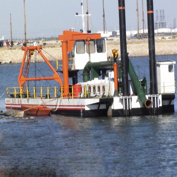 浚渫船 in operation at work site