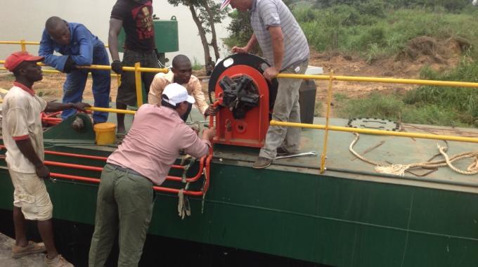 浚渫船 installation team at work