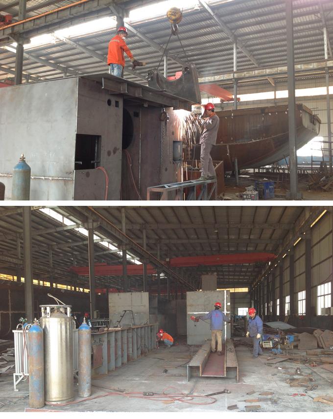 Workshop interior showing 浚渫船 assembly